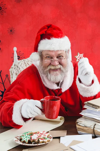 Santa claus segurando caneca de café — Fotografia de Stock