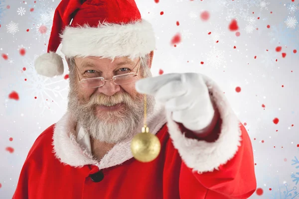 Weihnachtsmann mit Christbaumkugel — Stockfoto