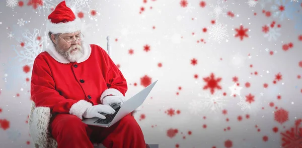 Grave Santa Claus en utilisant un ordinateur portable — Photo