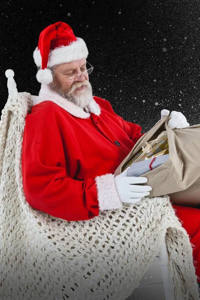 Santa claus kijken geschenken — Stockfoto