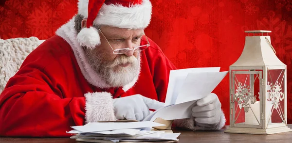 Weihnachtsmann liest Brief — Stockfoto