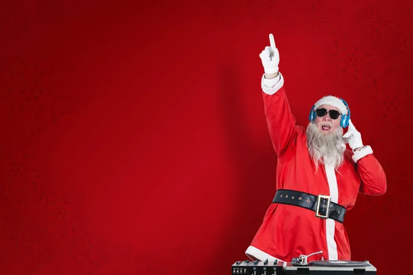 Санта Клаус играет на ди-джее — стоковое фото