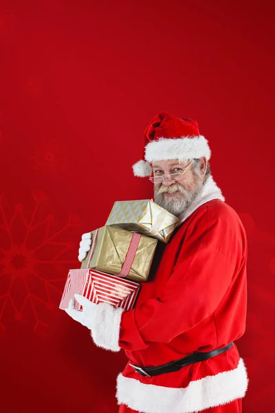 Santa Claus sosteniendo regalos de Navidad — Foto de Stock