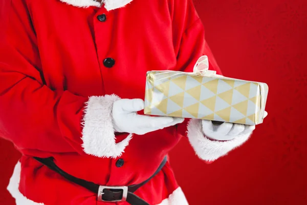 Άγιος Βασίλης κρατώντας ένα κουτί δώρου — Φωτογραφία Αρχείου