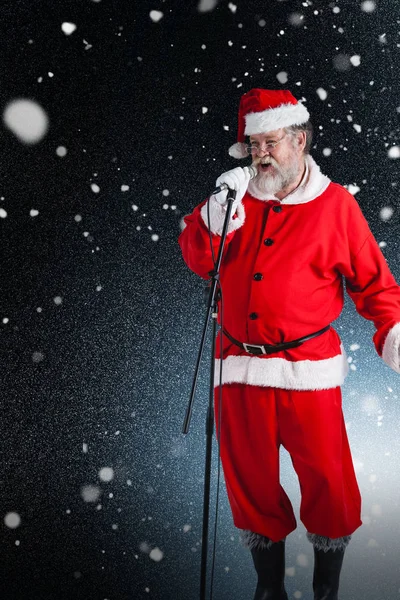 Weihnachtsmann singt Weihnachtslieder — Stockfoto