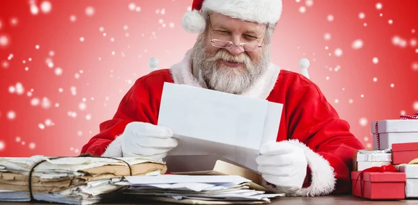 Cheerful santa claus reading letter — Stock Photo, Image