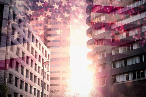 Флаг Америки на фоне города — стоковое фото