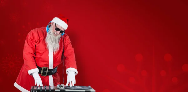 Санта Клаус играет на ди-джее — стоковое фото