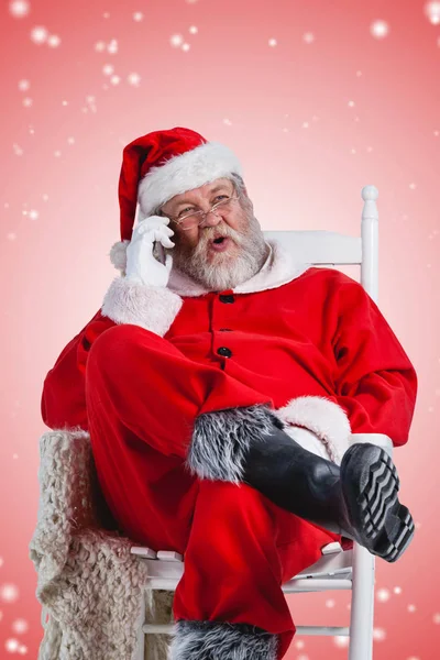 Jultomten talar i mobiltelefon — Stockfoto