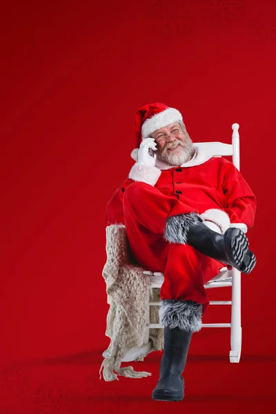 Санта-Клаус разговаривает по мобильному телефону — стоковое фото