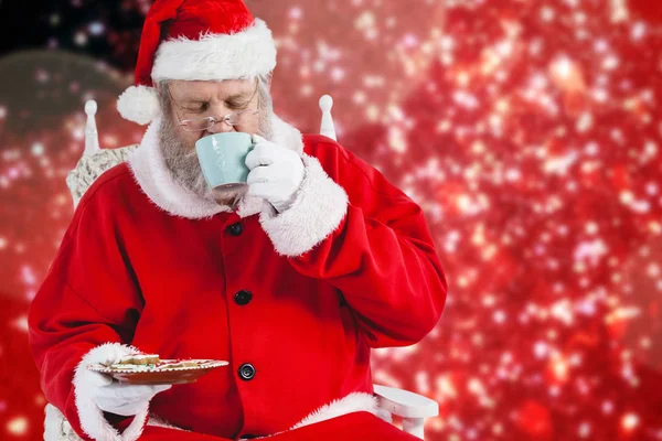 Weihnachtsmann beim Kaffee mit Keksen — Stockfoto