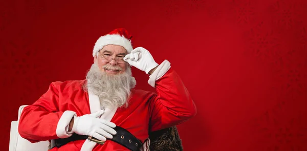 Улыбающийся Санта Клаус сидит на стуле — стоковое фото