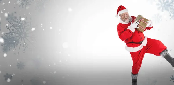Lekfull jultomten innehav presenterar — Stockfoto