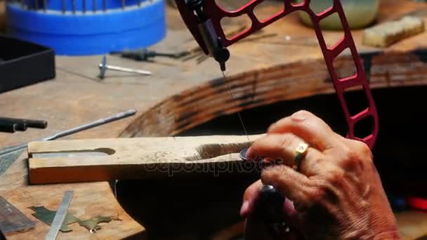 Craftswoman werken in werkplaats — Stockvideo