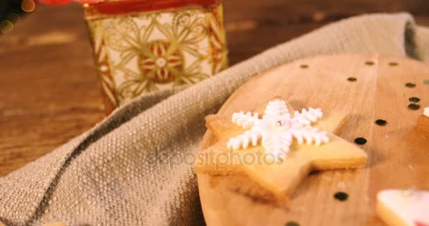 Galletas de jengibre de Navidad en la mesa — Vídeos de Stock