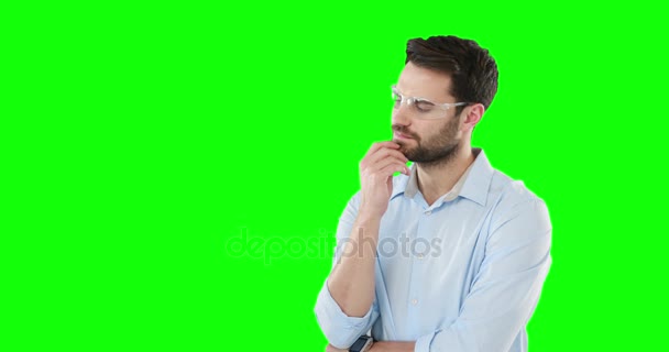 Hombre tocando la pantalla digital — Vídeo de stock