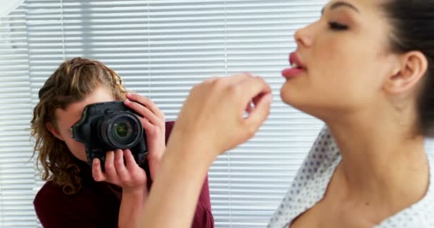 Fotógrafo atirando com modelo feminino — Vídeo de Stock