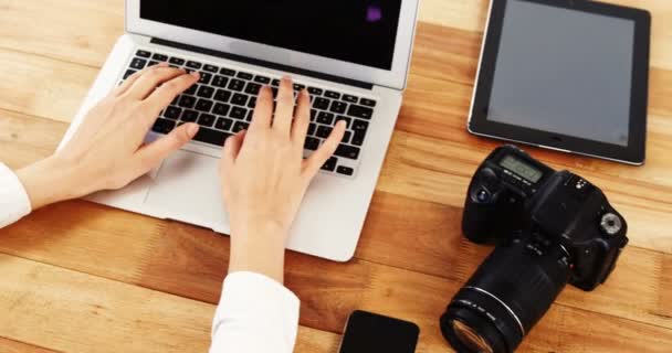 นักธุรกิจหญิงใช้แล็ปท็อป — วีดีโอสต็อก