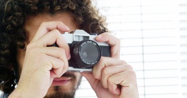 Fotograf att ta foto med vintage kamera — Stockvideo