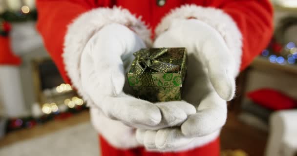 Santa Claus sosteniendo una caja de regalo — Vídeo de stock