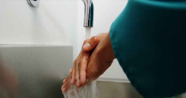 Mannelijke chirurg zijn handen wassen — Stockvideo