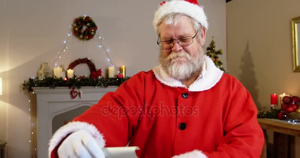 Санта Клаус читает список — стоковое видео
