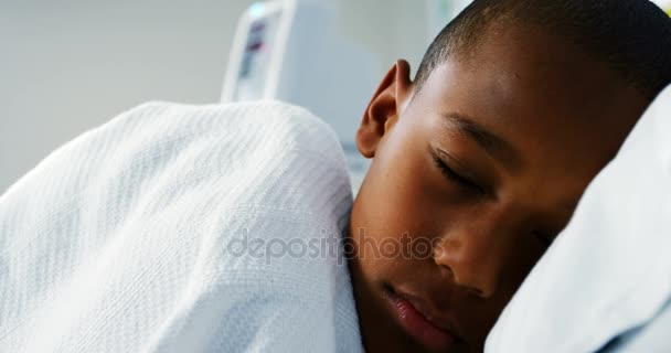 Niño enfermo durmiendo en la cama en el hospital — Vídeo de stock