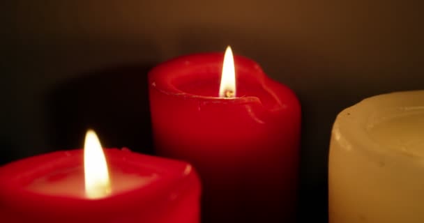 Candele accese durante il periodo natalizio — Video Stock