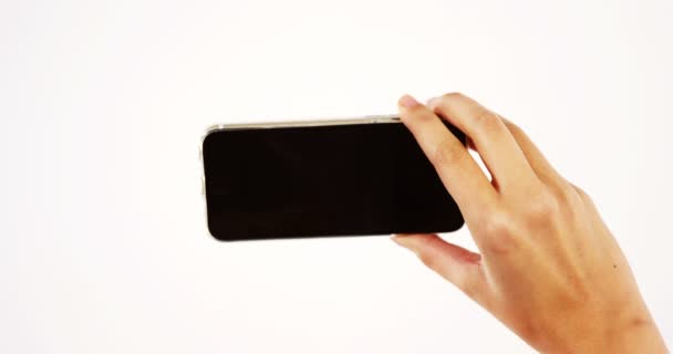 Mani della donna utilizzando il telefono cellulare — Video Stock