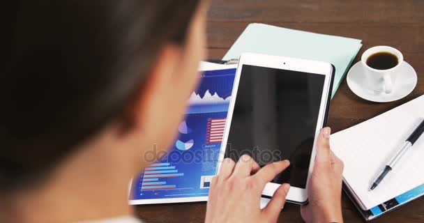 Empresaria usando tableta digital — Vídeo de stock