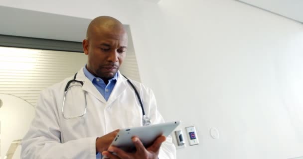 Médico usando tablet digital enquanto caminha no corredor — Vídeo de Stock