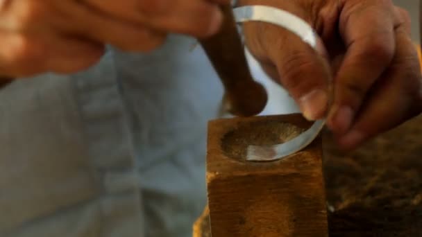 Artisanat préparant bague — Video