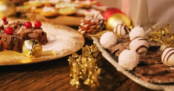 Различные рождественские десерты и подарки — стоковое видео