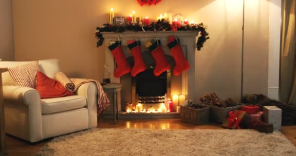 Open haard versieren met kerst decor en ornamenten — Stockvideo