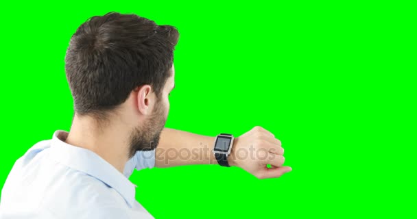 使用 smartwatch 的男人 — 图库视频影像