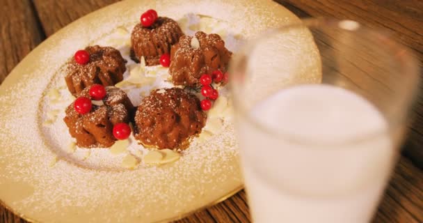 Weihnachtsplätzchen auf Teller mit Milch — Stockvideo