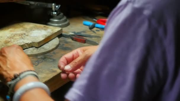 Craftswoman werken in werkplaats — Stockvideo