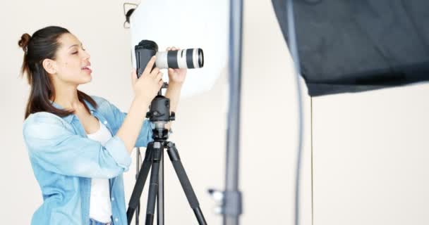 Fotógrafo tomando fotos de modelo de moda — Vídeos de Stock