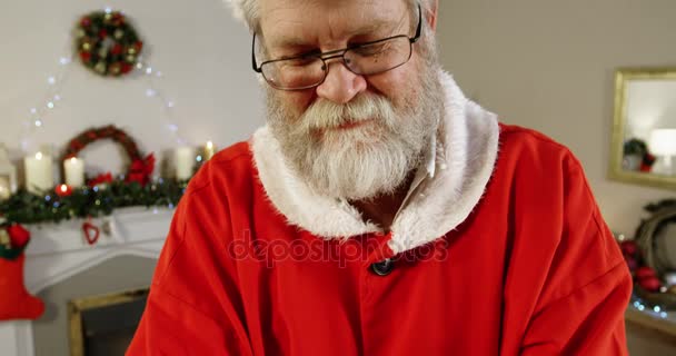 Santa Claus sosteniendo una caja de regalo — Vídeos de Stock