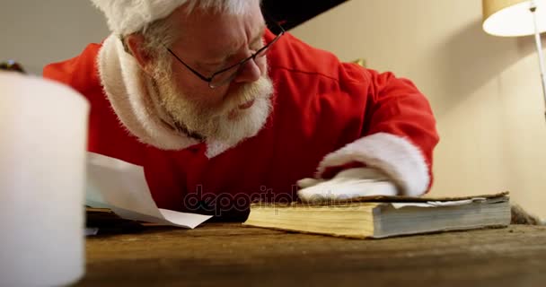 Santa claus reading a book — Stock Video