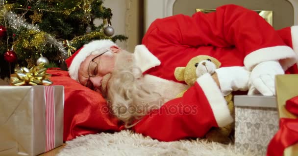 Jultomten som sover med julklappar — Stockvideo