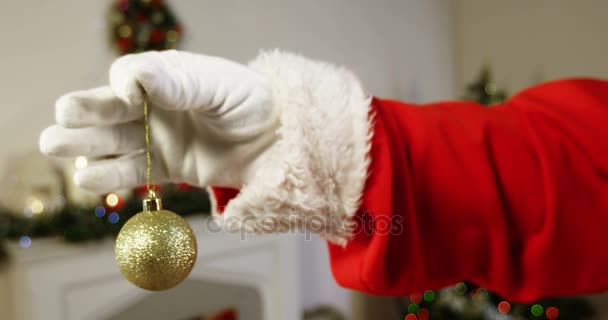 サンタ クロース クリスマスの安物の宝石のボールを保持しています。 — ストック動画