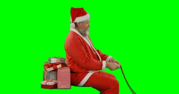 Santa Claus con caja de regalo a caballo — Vídeo de stock