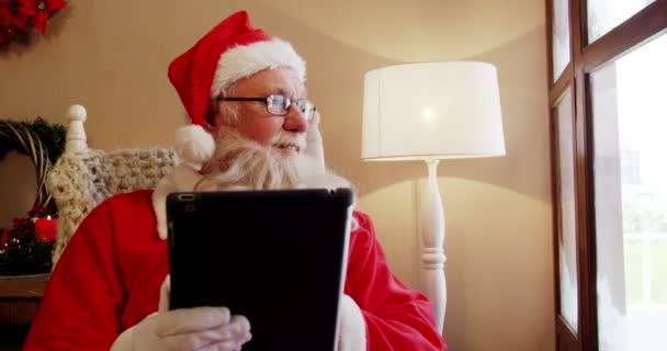 Santa claus looking through window — Stock Video