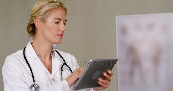 Θηλυκό φυσιοθεραπευτής χρησιμοποιώντας ψηφιακή δισκίο — Αρχείο Βίντεο