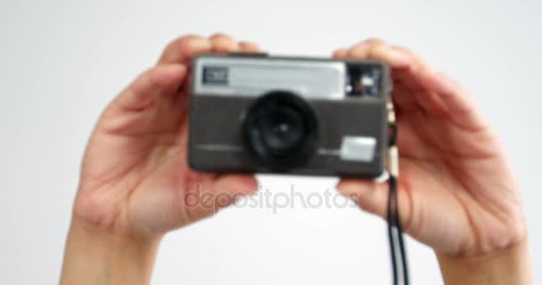 Fotógrafo tomando fotos con cámara vintage — Vídeo de stock