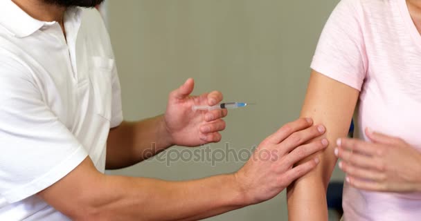 Mannelijke therapeut injecterende vrouwelijke patiënt — Stockvideo