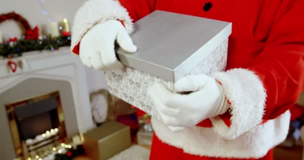 Санта Клаус тримає подарункову коробку — стокове відео