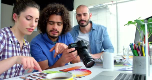 Diseñadores gráficos masculinos y femeninos interactuando — Vídeo de stock