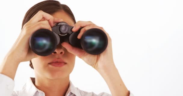 Businesswoman looking through binoculars — Stock Video